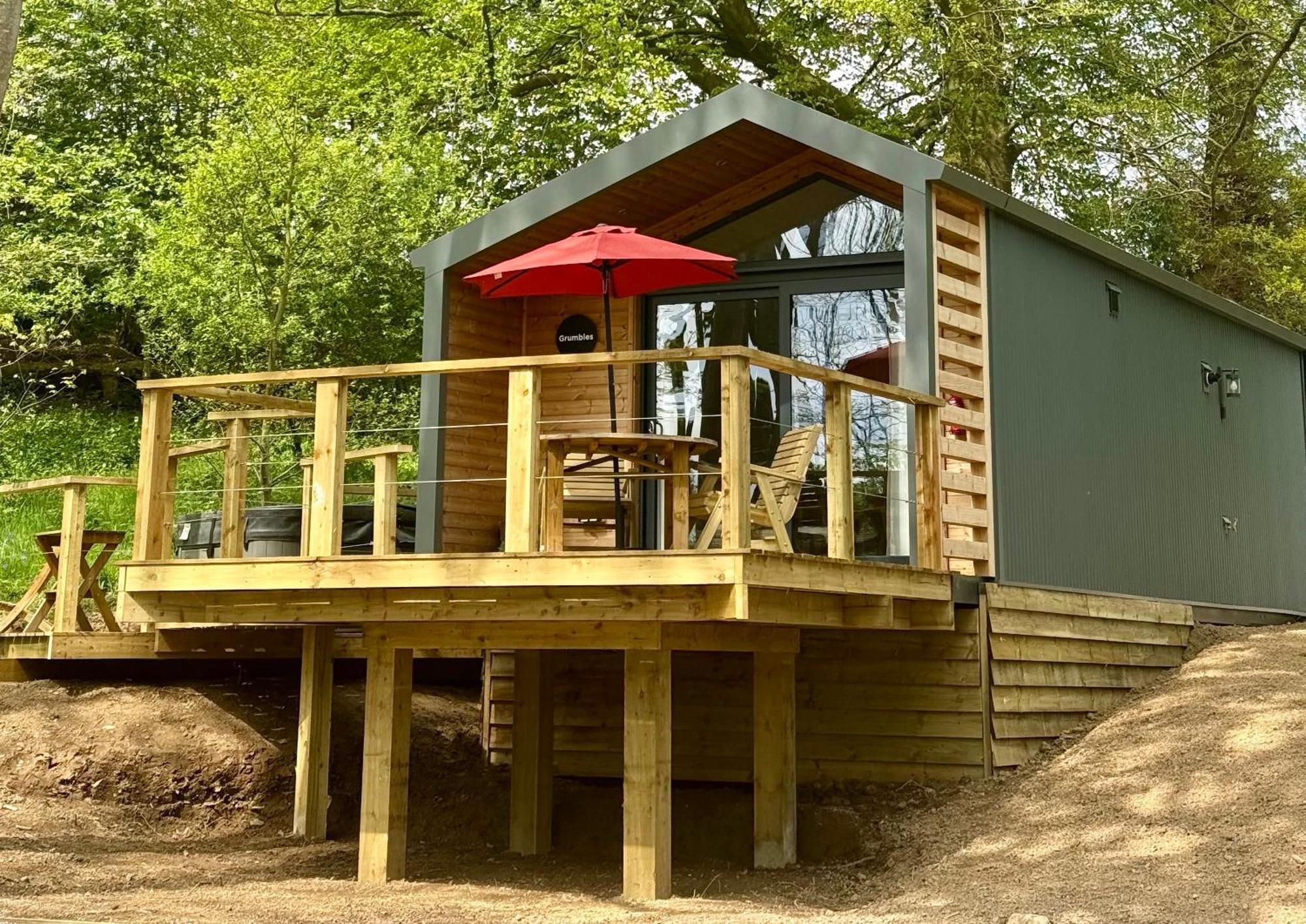 Riverside Lodge *